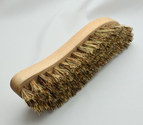 S-Form Waschbürste, Scheuerbürste mit dunkler Union-Fibre (zwei Naturfasern). Hergestellt in Todtnau von der Bürstenfabrik Keller GmbH, ein Traditionsunternehmen seit 1869. S-Form Waschbürste, Scheuerbürste mit dunkler Union-Fibre (zwei Naturfasern). Hergestellt in Todtnau von der Bürstenfabrik Keller GmbH, ein Traditionsunternehmen seit 1869.